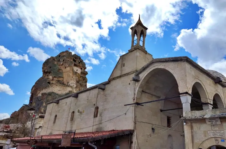 Ortahisar Abdioğlu Camii ve kaya oluşumları Kapadokya